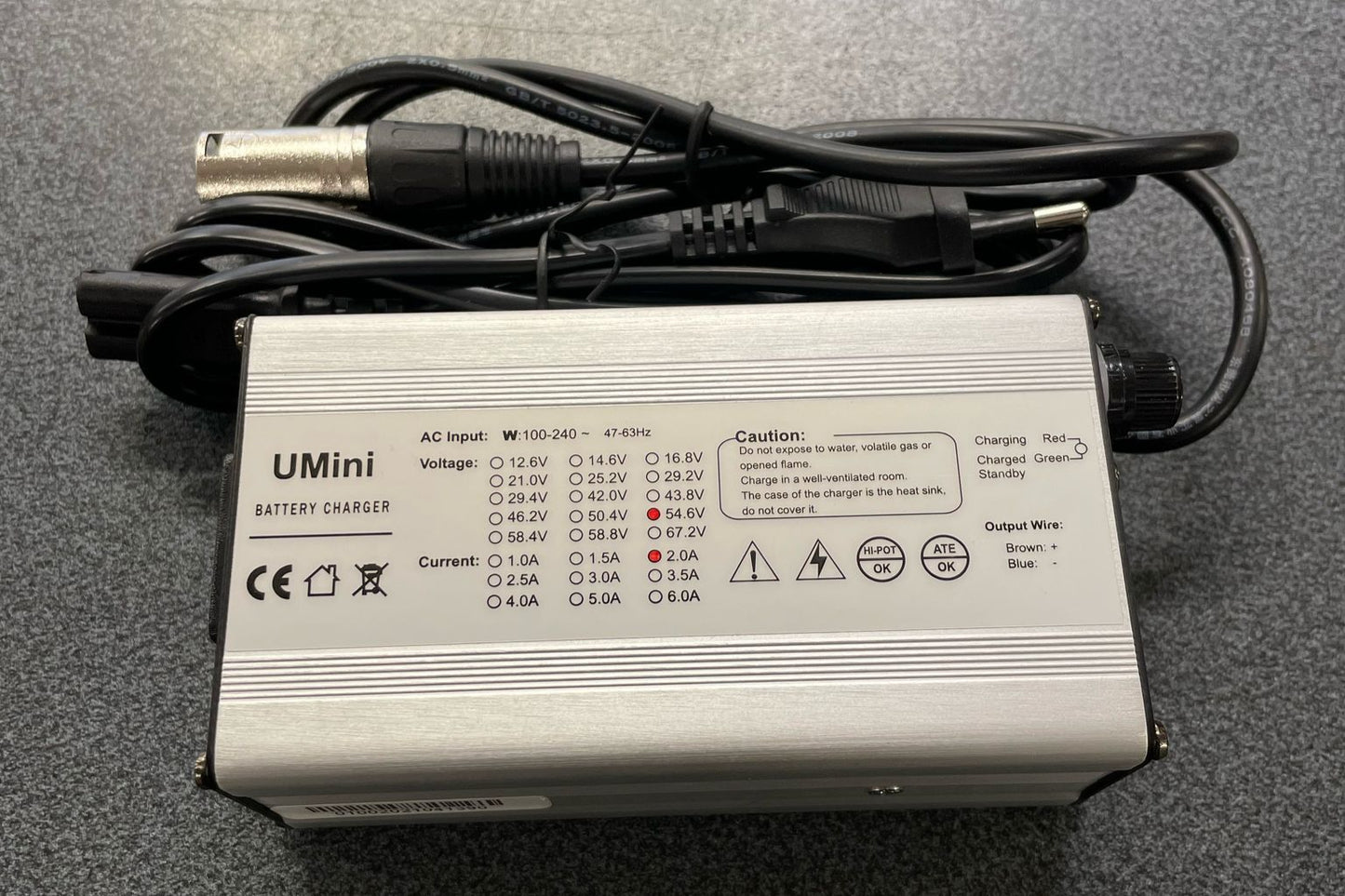 Caricabatterie WAG 54,6V 2A con connettore tipo cilindrico con 3 PIN