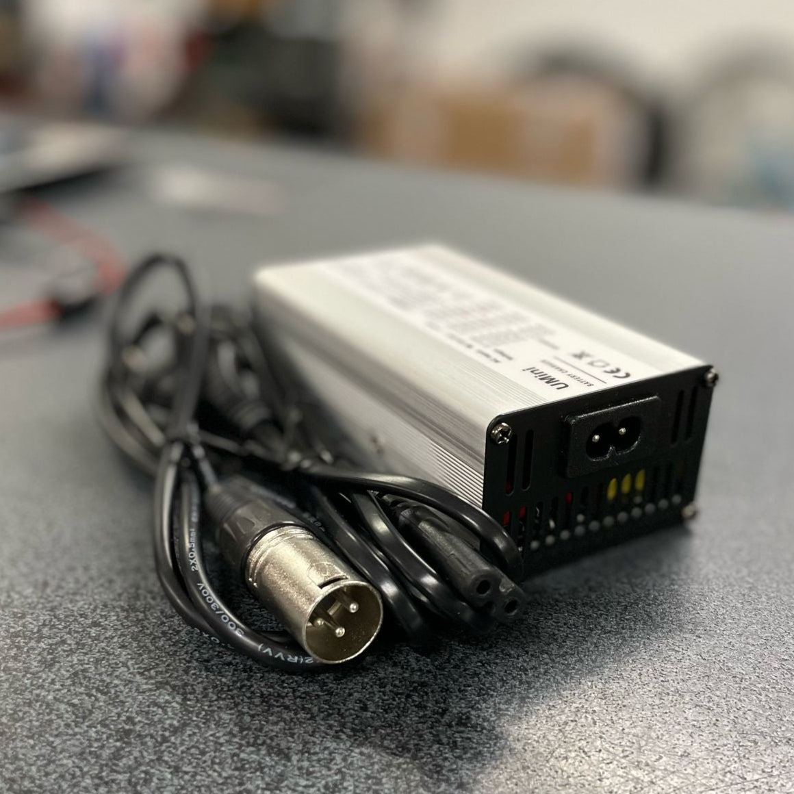 Caricabatterie WAG 54,6V 2A con connettore tipo cilindrico con 3 PIN