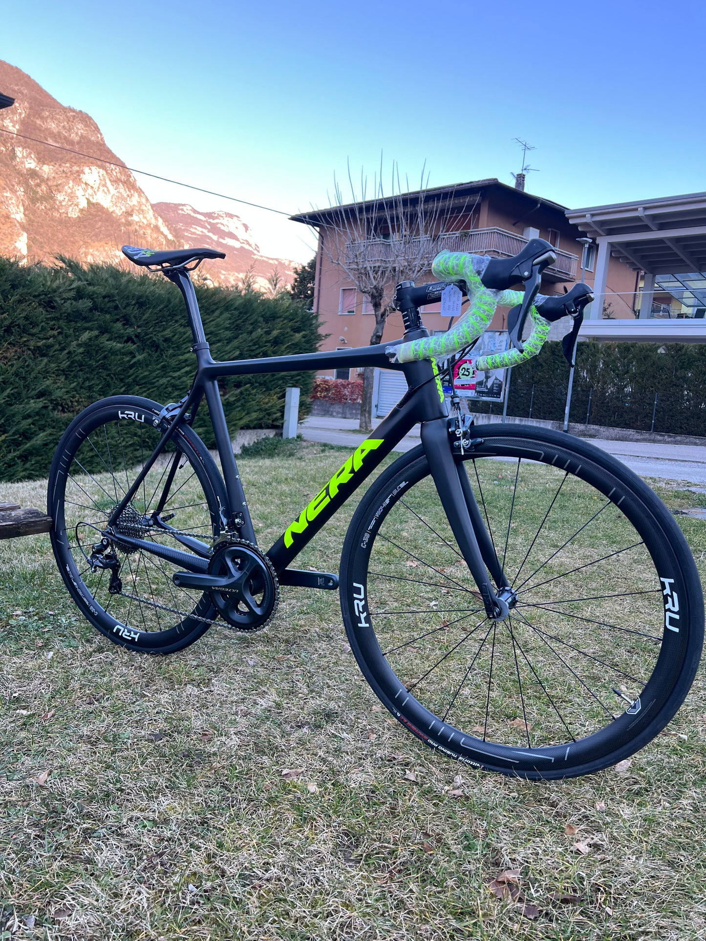 Bici da corsa NERA - telaio monoscocca in carbonio - Shimano Ultegra 11V tg 58