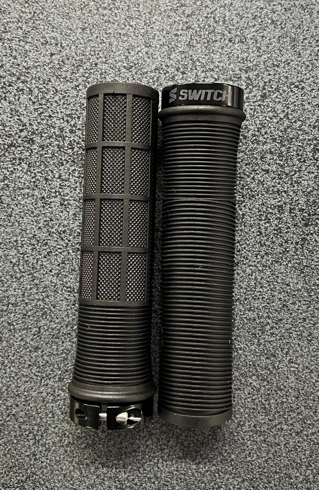 Manopole Switch Supergrip colore nero con scritta "SWITCH" colore grigio - coppia