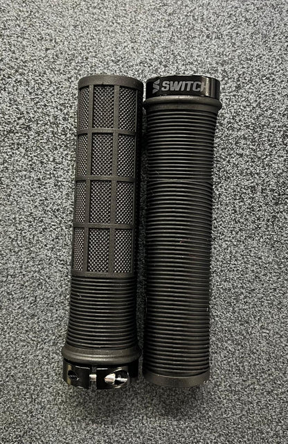 Manopole Switch Supergrip colore nero con scritta "SWITCH" colore grigio - coppia