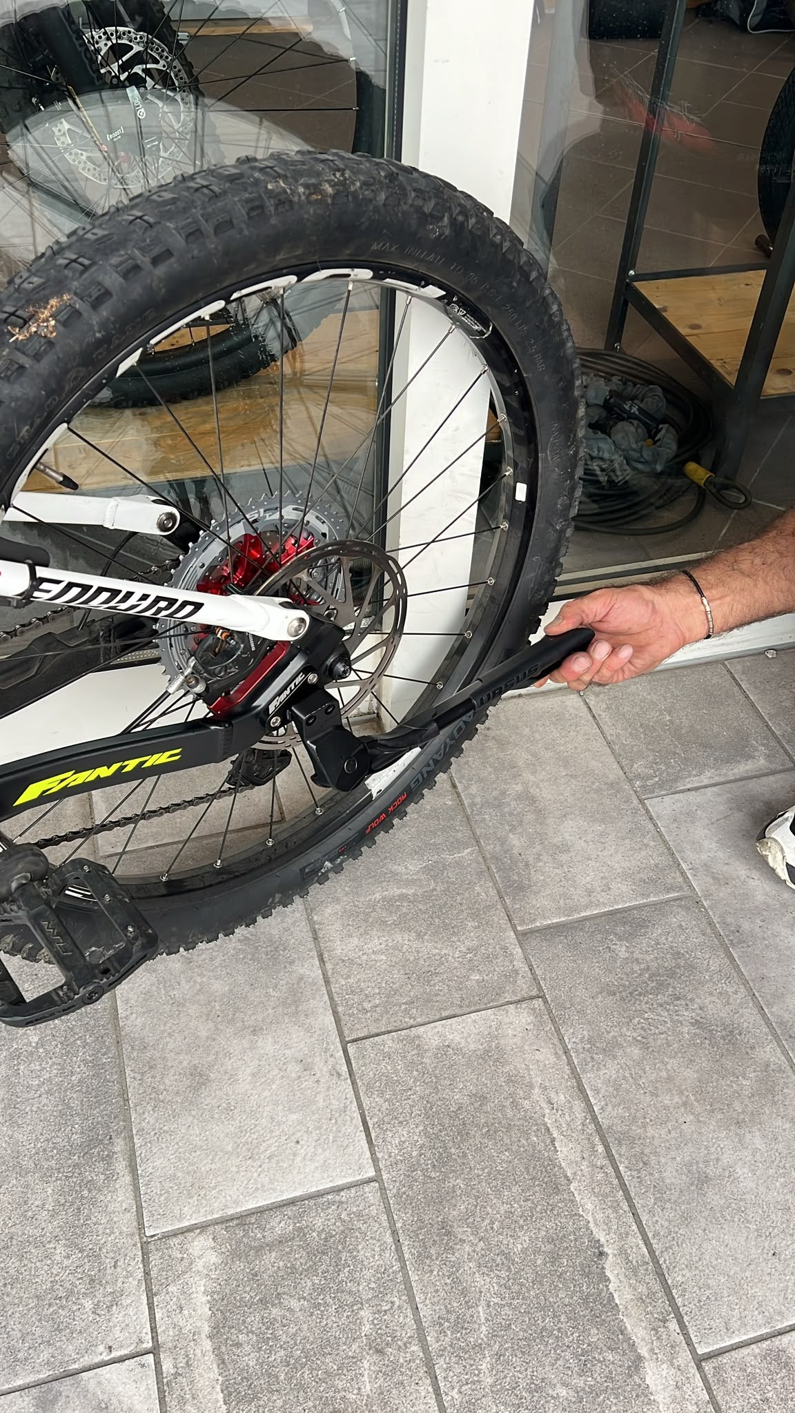 Kit cavalletto per e-bike Fantic (piastra adattatore + viti + cavalletto)