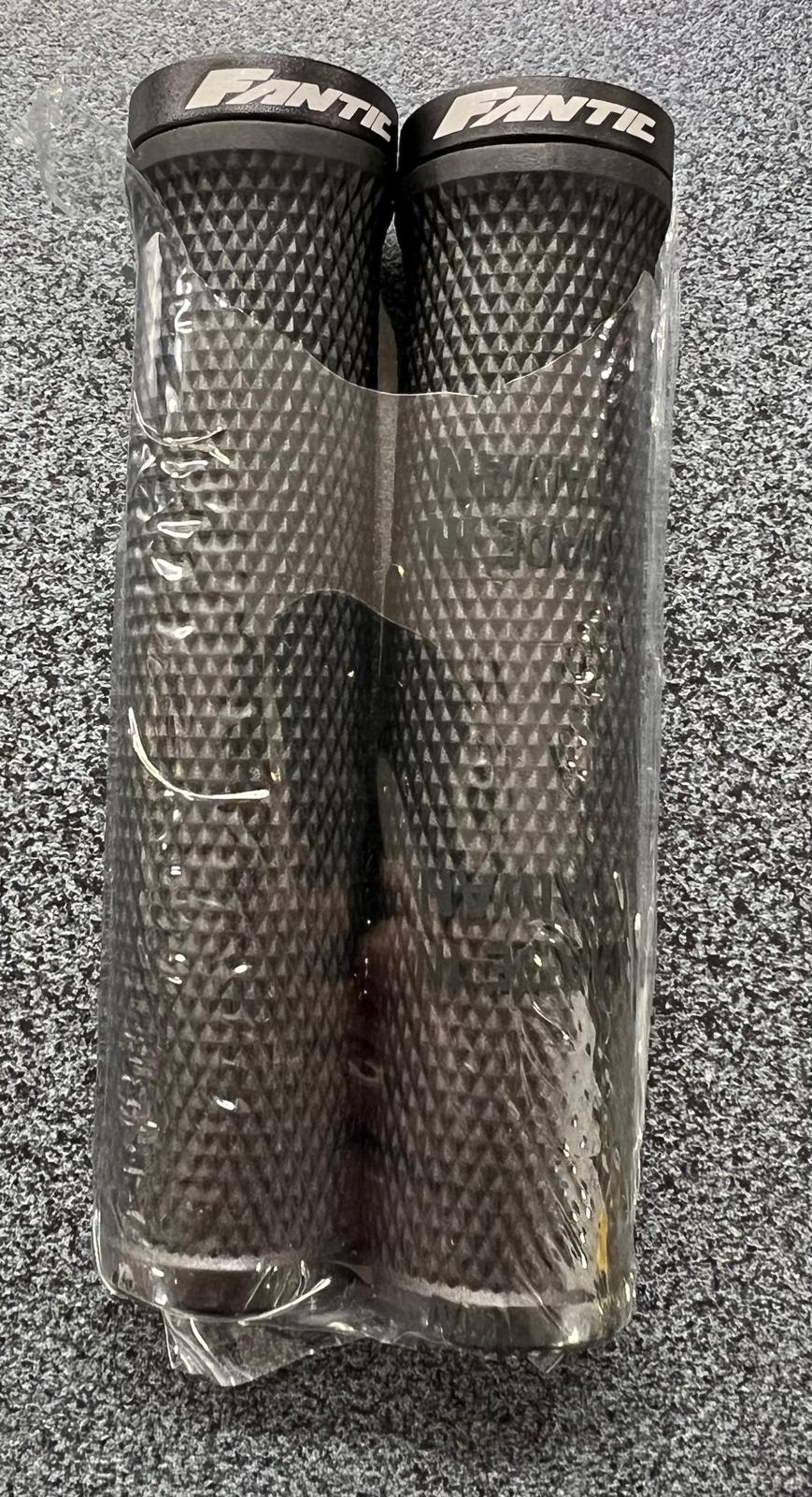 Manopole Fantic ghiera alluminio e scritta “Fantic” di colore bianco