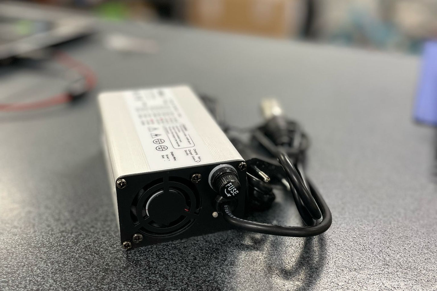 Caricabatterie WAG 54,6V 2A con connettore tipo cilindrico con 3 PIN